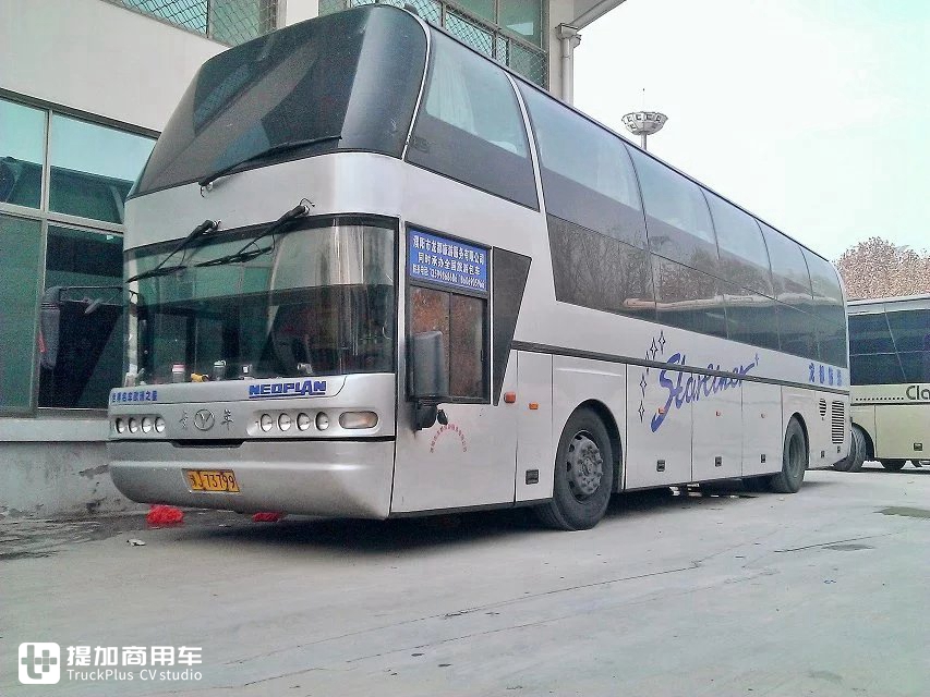 国产豪华大巴真正的扛鼎车型青年尼奥普兰jnp6127高端客车的那些事