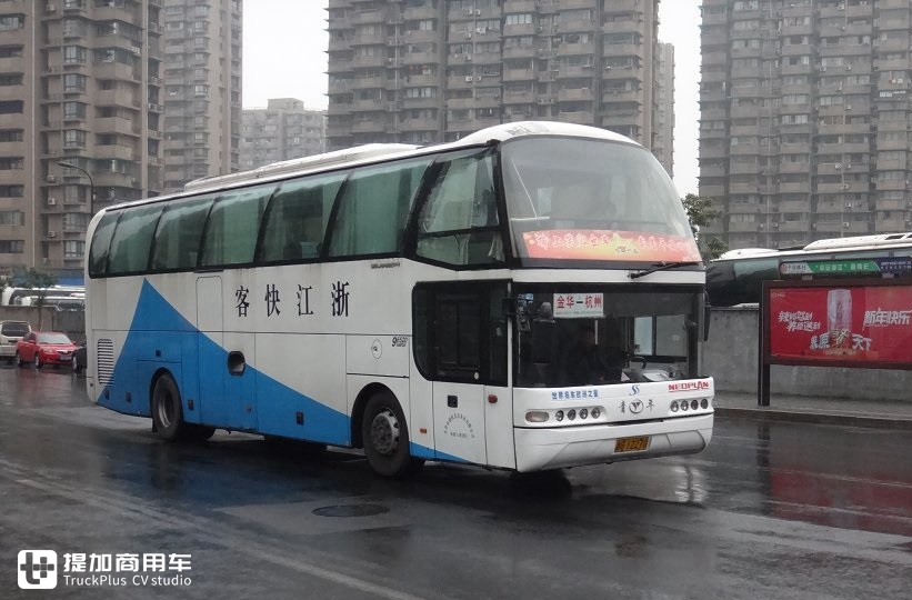 国产豪华大巴真正的扛鼎车型青年尼奥普兰jnp6127高端客车的那些事