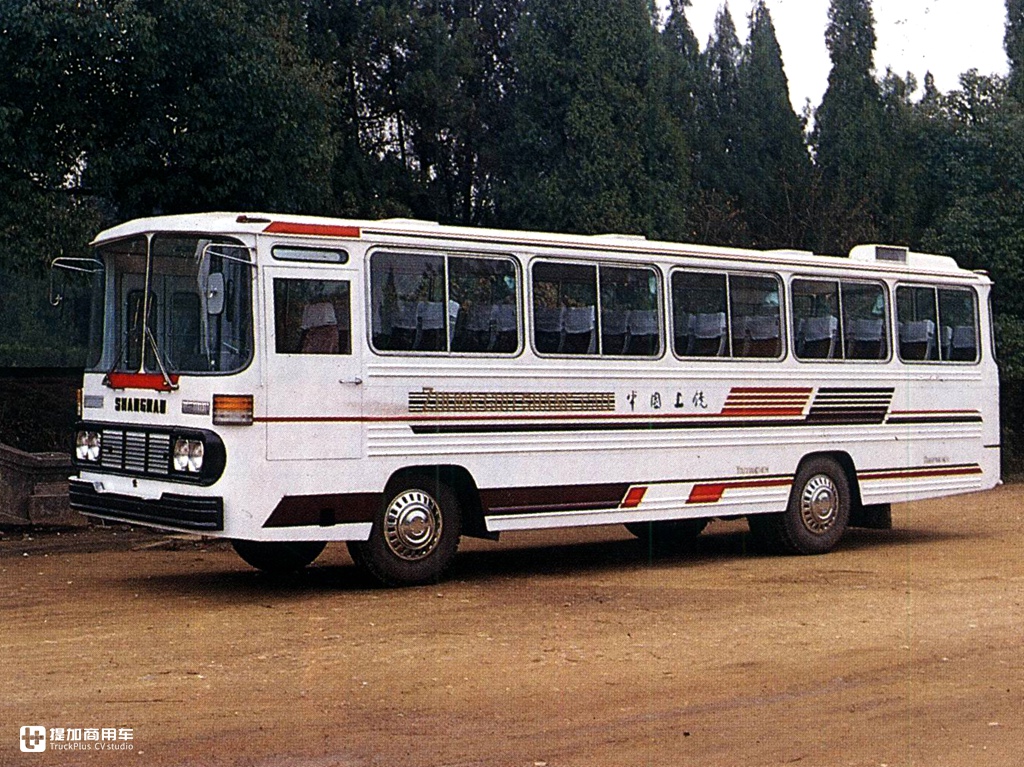 1981年上饶客车研发出国内首台后置发动机大客车sr665h