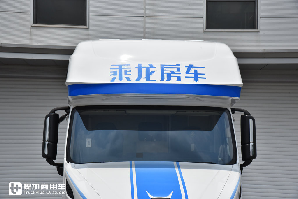 国内首款卧铺在车顶的卡车还有一系列房车化配置乘龙t7c生活舱牵引车