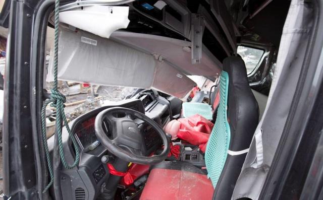 联合卡车那么牛?严重车祸中驾驶室后移救司机一命 - 第3张 - 提加商用车网 联合卡车那么牛?严重车祸中驾驶室后移救司机一命 - 第3张