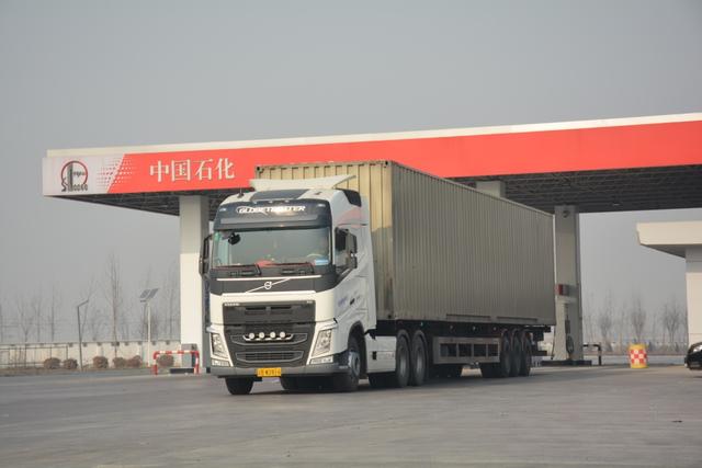 这个小伙疯了？耗资130万买豪车国内跑货运