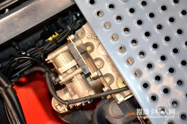 法士特缓速器最抢眼 红岩杰狮C100牵引车图解