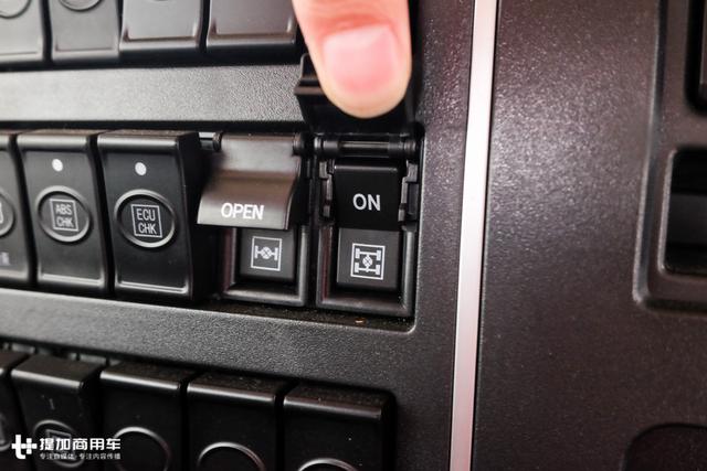 驾驶室加长加宽,内饰更高级,2018升级版华菱汉马H7牵引车详解 - 第6张 - 提加商用车网 驾驶室加长加宽,内饰更高级,2018升级版华菱汉马H7牵引车详解 - 第6张