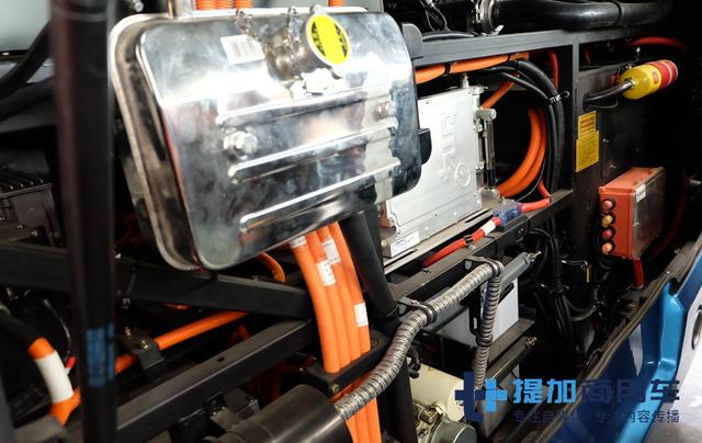 以氢气为燃料，买一辆国家还补助50万，中通12米新款公交实拍 - 第4张