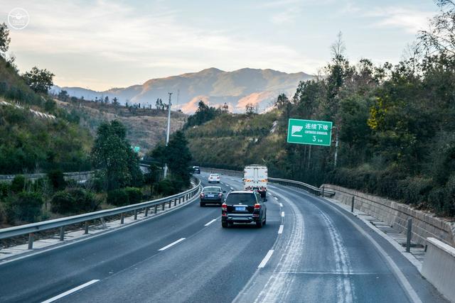 6x4和4X2自由切换，国内首辆沃尔沃最新黑科技卡车详解 - 第2张