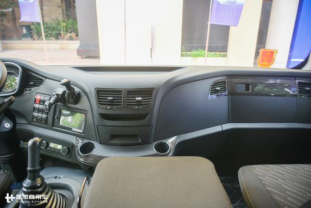 千升大油箱+近一米超宽卧铺？500马力解放新J6P重卡详解 - 第27张