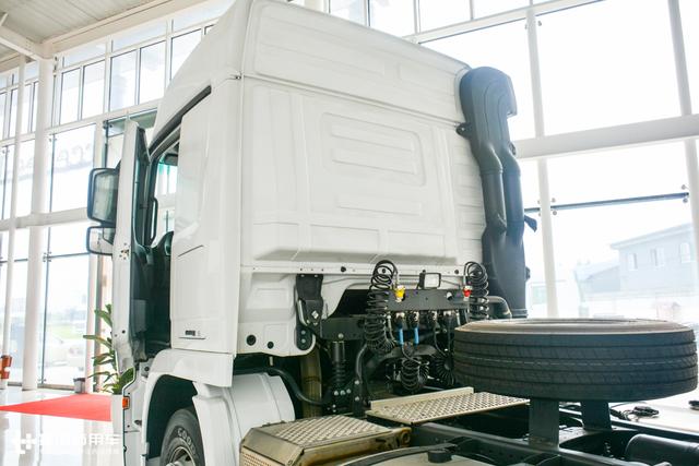 许多功能国产卡车现在都没有？这款奔驰9年前的重卡车型依然领先 - 第8张