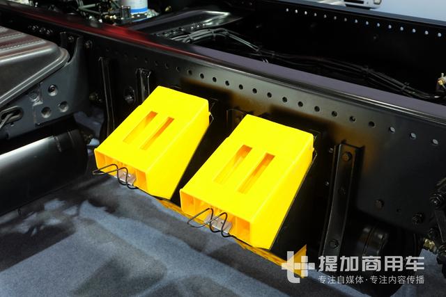 双开四门，驾驶室长度近3米，上汽红岩首亮相的专用车底盘实拍 - 第16张
