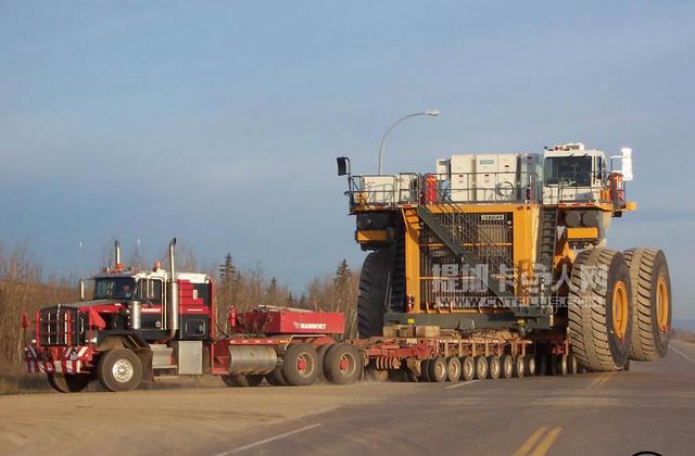 太震撼了 这些卡车竟然能拉大轮船、火车车厢