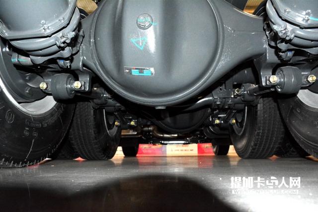 全新标识投入使用 白色天龙旗舰牵引车首次公开亮相 - 第6张 - 提加商用车网 全新标识投入使用 白色天龙旗舰牵引车首次公开亮相 - 第6张