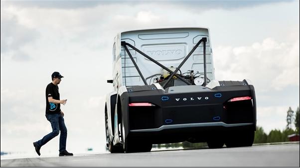 2400马力的卡车开起来是什么感觉？近日很多人在香港体验到了