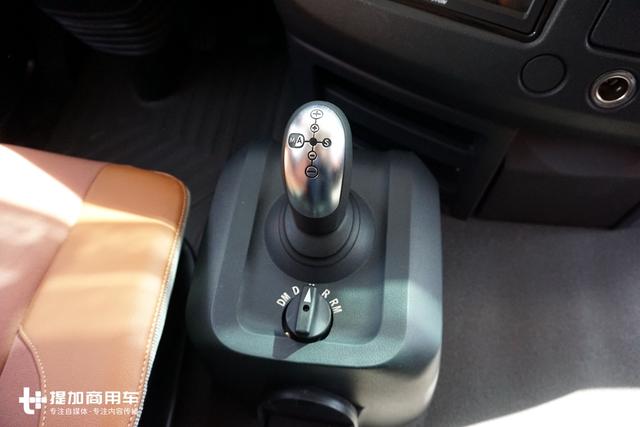 自动挡+8气囊，据说售价超50万，欧曼最高配重卡北京车展再亮相 - 第6张