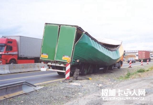 质量轻且装卸货物便利 细品施密茨软篷帘布挂车上装篇