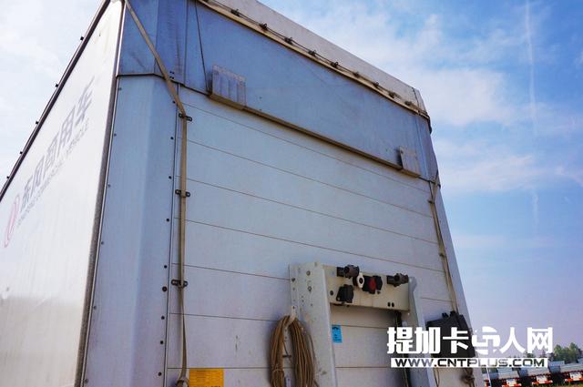 质量轻且装卸货物便利 细品施密茨软篷帘布挂车上装篇