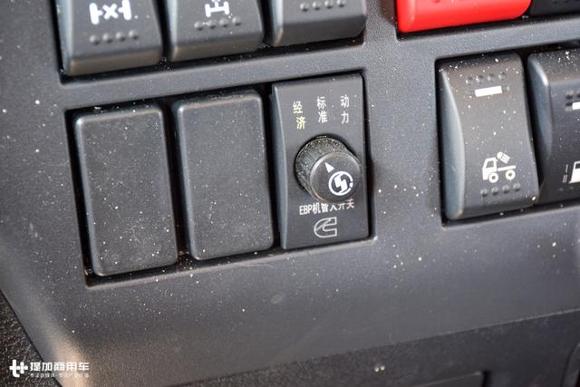 千升油箱最正宗的康明斯发动机还有专属涂装陕汽德龙x3000财富版牵引