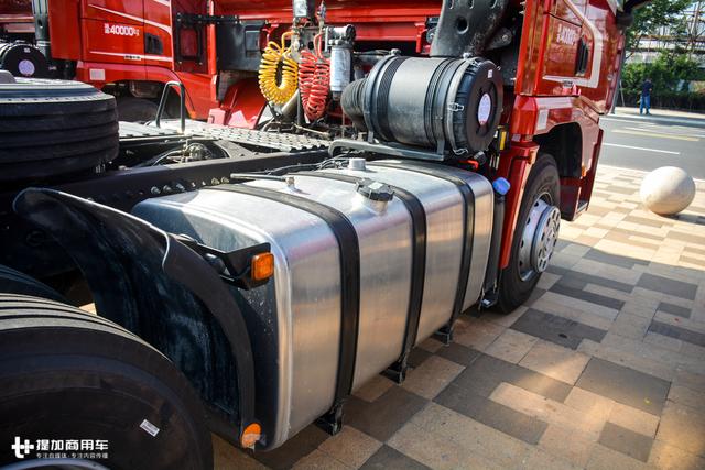 千升油箱+最正宗的康明斯发动机,还有专属涂装,陕汽德龙X3000财富版牵引车图解 - 第42张 - 提加商用车网 千升油箱+最正宗的康明斯发动机,还有专属涂装,陕汽德龙X3000财富版牵引车图解 - 第42张