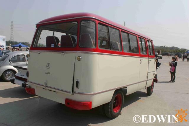 奔驰也有经典面包车？古董级的奔驰O319迷你巴士实拍 - 第10张