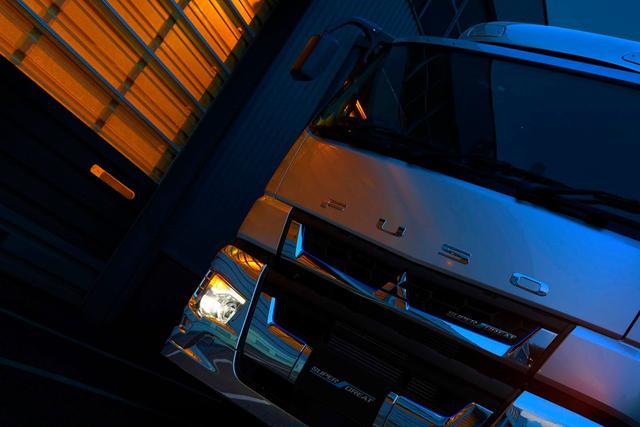 后视镜都有雨刮器，奢华到不敢想象？日本三菱新款重卡详解