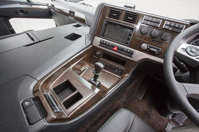 后视镜都有雨刮器，奢华到不敢想象？日本三菱新款重卡详解