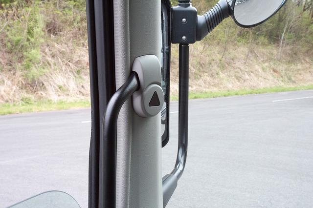 后视镜都有雨刮器，奢华到不敢想象？日本三菱新款重卡详解