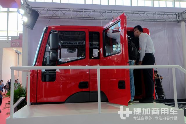 双开四门,驾驶室长度近3米,上汽红岩首亮相的专用车底盘实拍 - 第4张 - 提加商用车网 双开四门,驾驶室长度近3米,上汽红岩首亮相的专用车底盘实拍 - 第4张