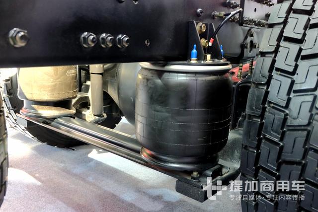 双开四门，驾驶室长度近3米，上汽红岩首亮相的专用车底盘实拍 - 第13张