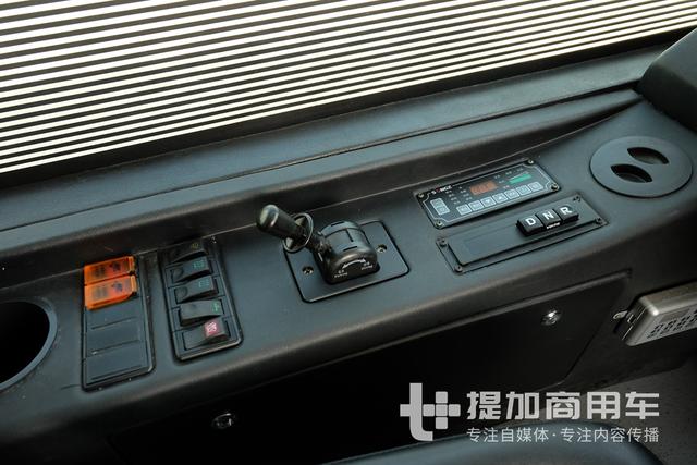 平地板+空气悬架，能装超过160人，北汽长江18米BRT公交实拍 - 第17张