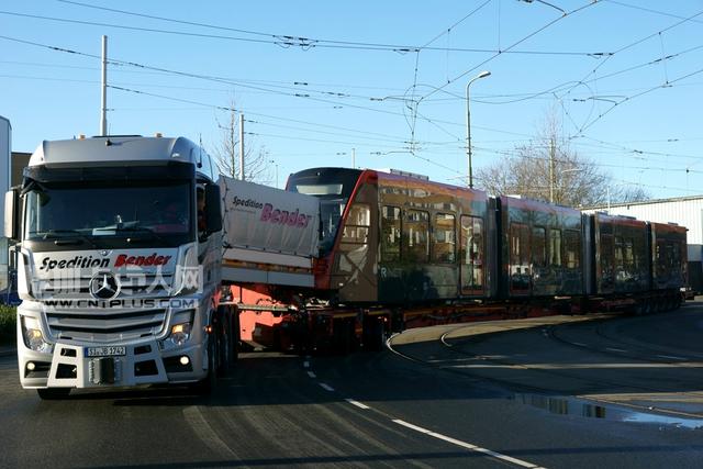 太震撼了 这些卡车竟然能拉大轮船、火车车厢