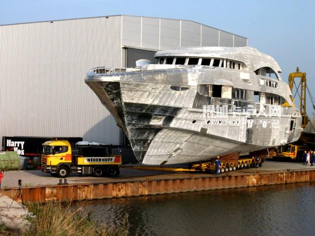 太震撼了 这些卡车竟然能拉大轮船、火车车厢