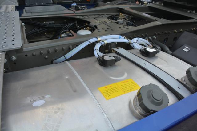 配备双腔油箱 中国重汽C7H新款8×4载货车下线