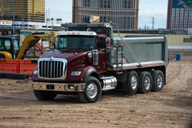 曾是货运市场的主流车型 长头卡车为何在国内没落了？