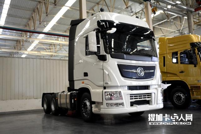全新标识投入使用 白色天龙旗舰牵引车首次公开亮相 - 第3张 - 提加商用车网 全新标识投入使用 白色天龙旗舰牵引车首次公开亮相 - 第3张