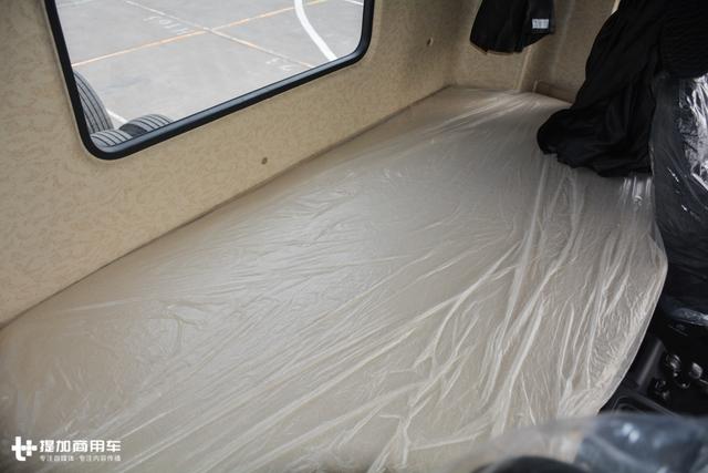 车载饮水机+液力缓速器,陕汽新推出的这款纪念版卡车好看又实用 - 第9张 - 提加商用车网 车载饮水机+液力缓速器,陕汽新推出的这款纪念版卡车好看又实用 - 第9张