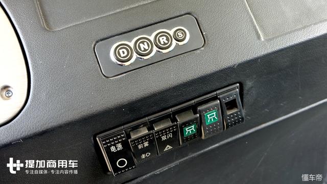 外观很Q萌，承载性可比轻卡厢货，恒天新楚风电动售货面包车实拍 - 第10张