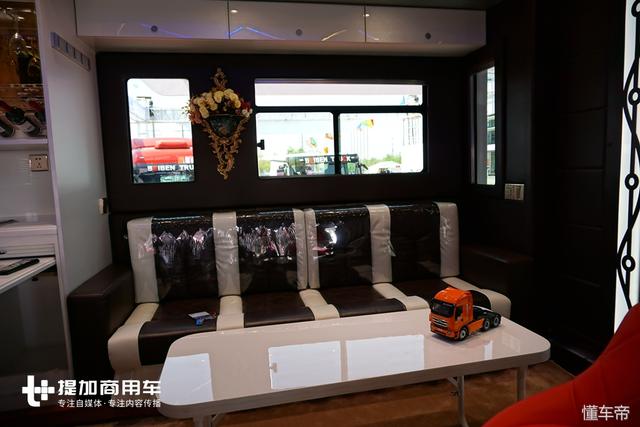 这是售价超300万的国产卡车？带车顶观景台，货箱是豪华会客厅