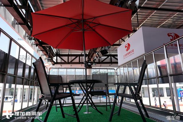 这是售价超300万的国产卡车？带车顶观景台，货箱是豪华会客厅