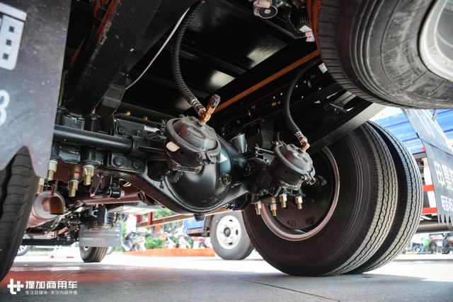 前轴3片板簧,内饰设计数第一?江淮新上市的骏铃V3快递版轻卡详解 - 第26张 - 提加商用车网 前轴3片板簧,内饰设计数第一?江淮新上市的骏铃V3快递版轻卡详解 - 第26张