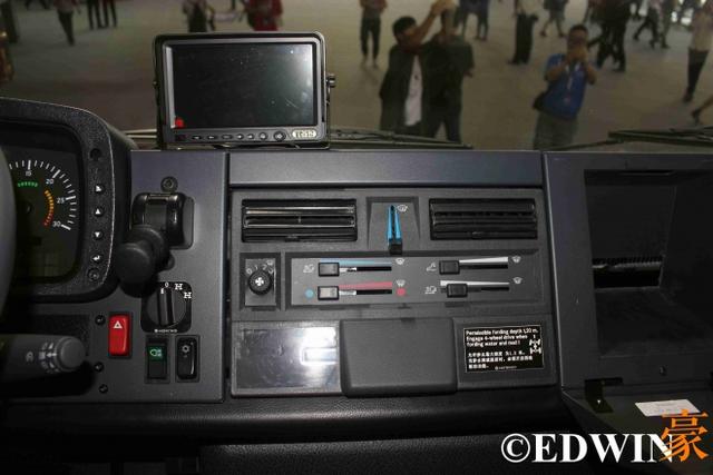 不越野无房车 奔驰乌尼莫克底盘阿莫迪罗房车实拍 - 第21张