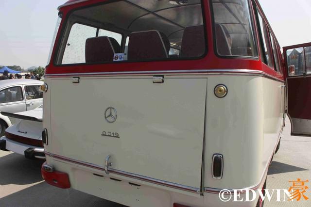 奔驰也有经典面包车？古董级的奔驰O319迷你巴士实拍 - 第14张