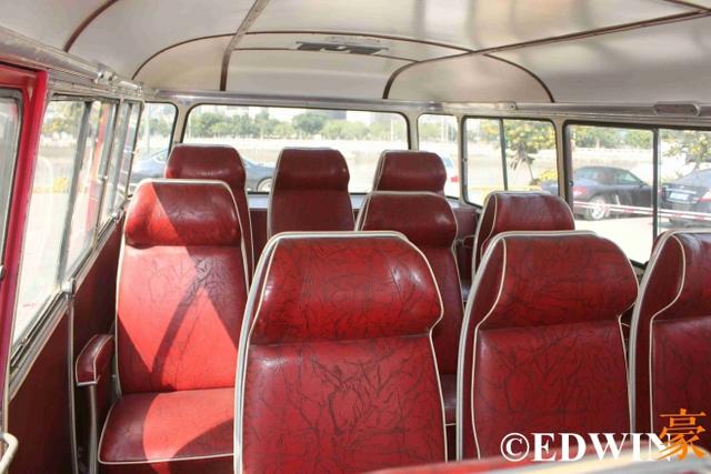 奔驰也有经典面包车？古董级的奔驰O319迷你巴士实拍 - 第21张