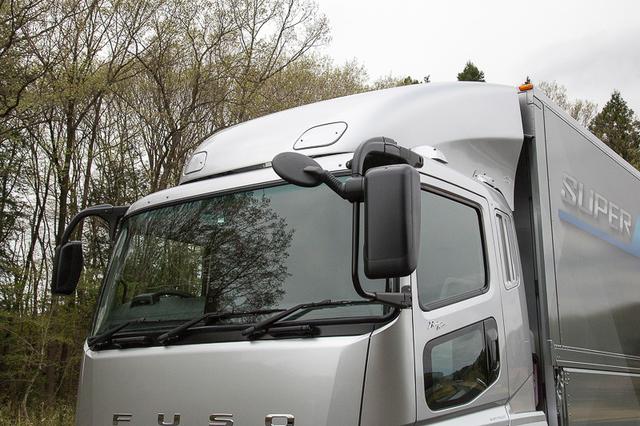 后视镜都有雨刮器，奢华到不敢想象？日本三菱新款重卡详解