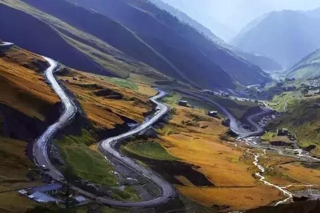 幸运还是真安全?“地狱之路”上联合卡车上演高空救主 - 第1张 - 提加商用车网 幸运还是真安全?“地狱之路”上联合卡车上演高空救主 - 第1张