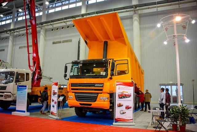 5轴+自动挡，标载60吨，据说这是国内能买到的最牛自卸车 - 第1张