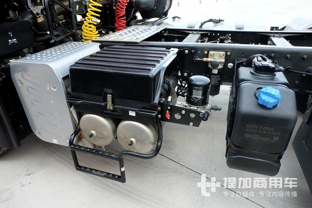 自重最轻7.9吨，10万公里长换油，解放J6危化品牵引车详解 - 第9张