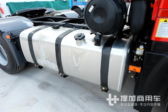 自重最轻7.9吨，10万公里长换油，解放J6危化品牵引车详解 - 第7张