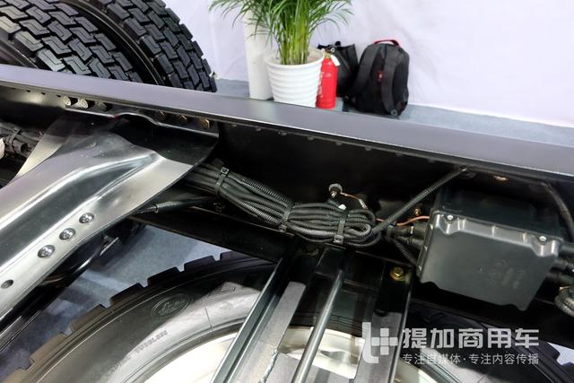 双开四门，驾驶室长度近3米，上汽红岩首亮相的专用车底盘实拍 - 第17张