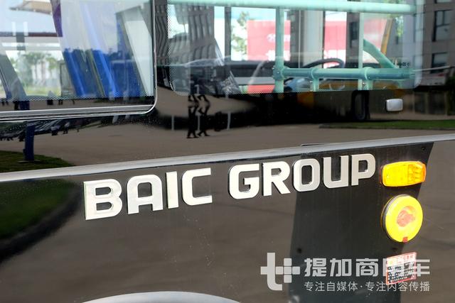 平地板+空气悬架，能装超过160人，北汽长江18米BRT公交实拍 - 第7张