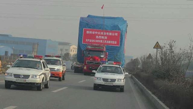 奇!这些卡车拉几百吨 不仅没有罚款还有交警开路 - 第1张