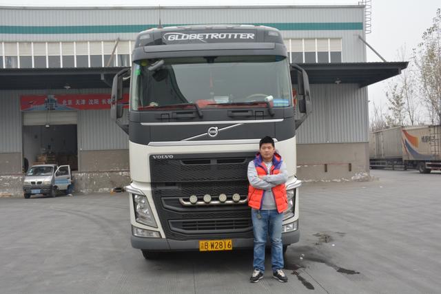 这个小伙疯了？耗资130万买豪车国内跑货运